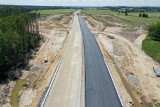 Postęp prac przy budowie obwodnicy Niemodlina. Jest już pierwszy asfalt, powstają mosty, wiadukty i węzły drogowe [DUŻO ZDJĘĆ]