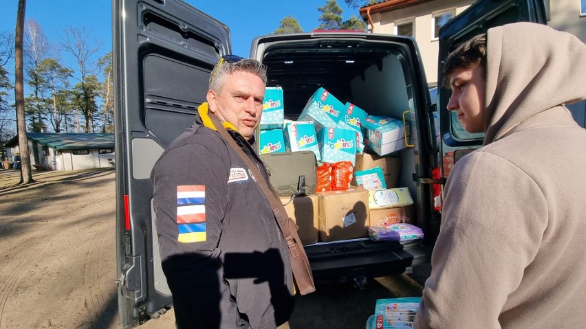 Uchodźcy z Broku otrzymali wsparcie z Holandii. Do ośrodka NOE przyjechały 4 busy darów z Holandii. Zdjęcia