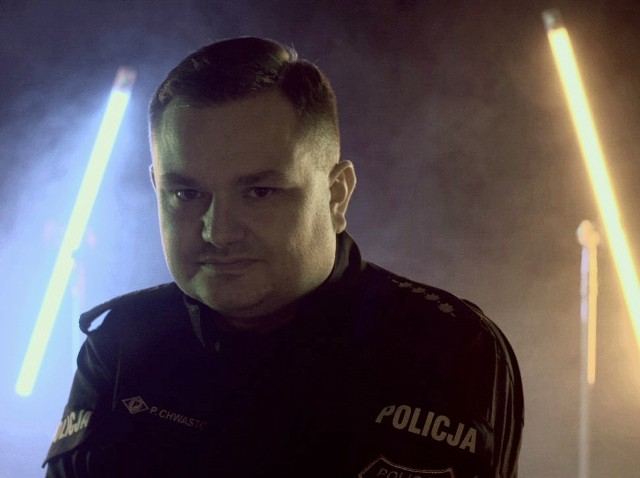 Za piosenkę "Dumny z bycia psem" asp. sztab. Piotr Chwastowski otrzymał pochwałę od Komendanta Głównego Policji.