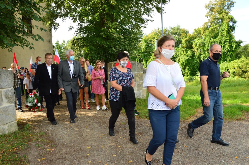 Siepraw. "Tu spoczywa rycerz, który żył dla Polski". Tablica na grobie "Halniaka" przypomina jego postać [ZDJĘCIA]