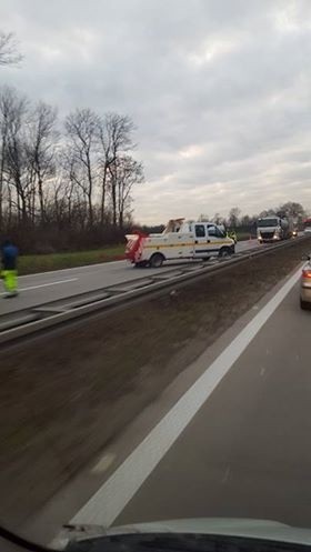 Wypadek na A4. Na wysokości Pietrzykowic dachował samochód osobowy