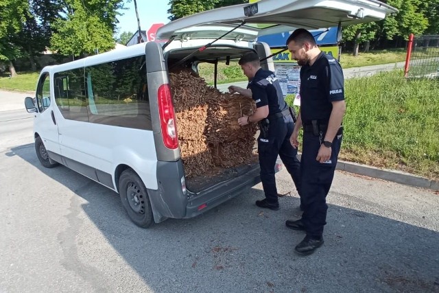 We wtorkowy ranek policjanci z Solca-Zdroju przejęli 400 kilogramów suszonych tytoniowych liści