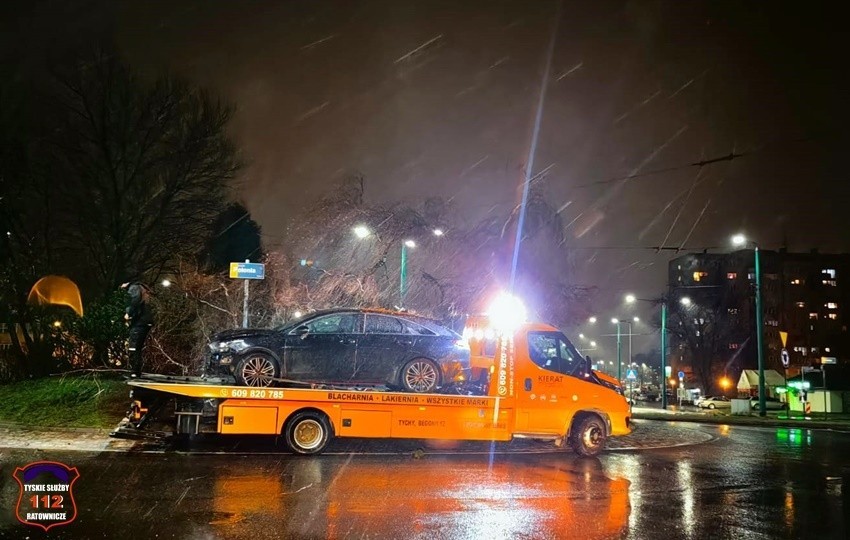 Wjechał autem na środek ronda w Tychach. 36-latek trafił do...