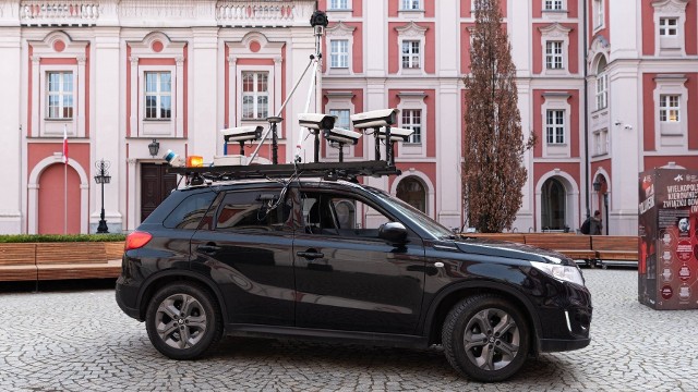Samochód wyposażony w kamery i czujniki policzy reklamy w Poznaniu. Był on już testowany w lutym 2022 roku.