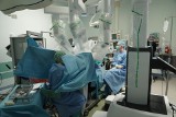 Ginekologom ze Świętokrzyskiego Centrum Onkologii w operacjach pomaga robot da Vinci. Pacjentki szybciej wracają do zdrowia. Zobacz zdjęcia