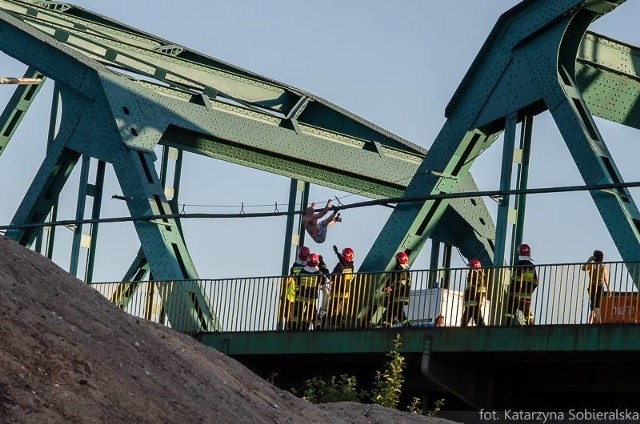 Mężczyzna wszedł na Most Fordoński i grozi, że z niego skoczy