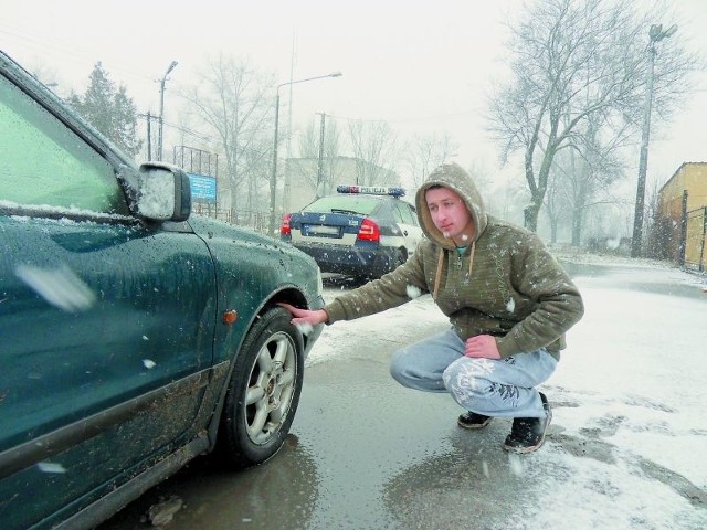 Michał Lisewski z Szymborna uszkodził koło swego auta na dziurze w Unisławiu. Na miejsce wezwał policję.