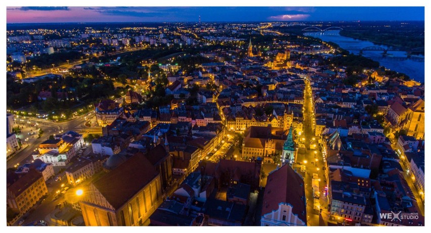 Nocny Toruń z drona. Takiej starówki jeszcze nie widzieliście! [ZDJĘCIA]