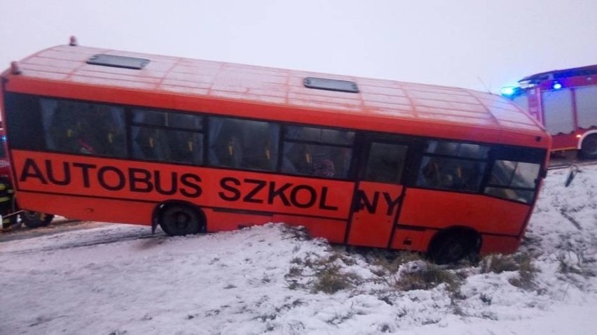 W Otorowie szkolny autobus z dziećmi wpadł do rowu