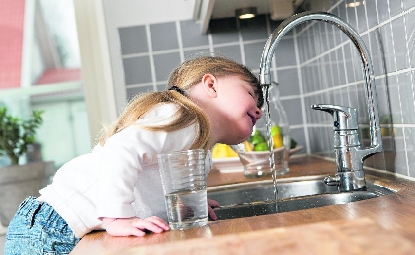 Picie dużej ilości wody ma korzystny wpływ na dzieci....