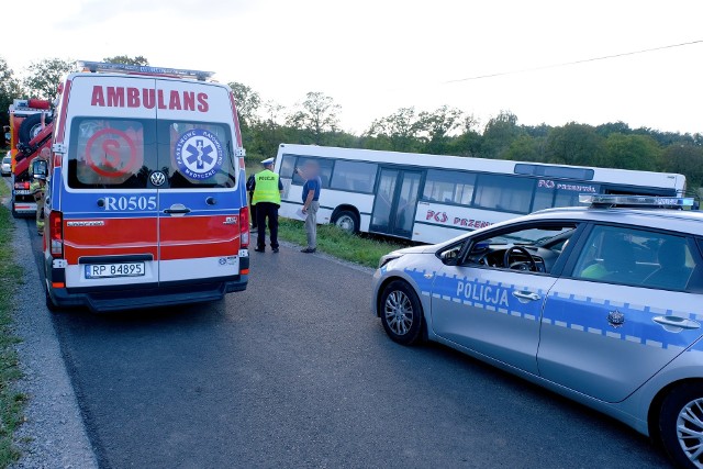 Do zdarzenia doszło we wtorek po godz. 16 w miejscowości Wacławice (gm. Orły) niedaleko Przemyśla. - Jak wynika ze wstępnych ustaleń policjantów, do potracenia 5-letniej mieszkanki powiatu przemyskiego, doszło na drodze publicznej, kiedy dziewczynka jechała na hulajnodze. Najprawdopodobniej 5-latka nagle skręciła wjeżdżając przed jadący w tym samym kierunku autobus komunikacji publicznej PKS Przemyśl, którego kierowca rozpoczął manewr wyprzedzania - powiedziała podkom. Marta Fac z KMP w Przemyślu. Autobus zjechał z drogi na pobliskie pole.Dziecko z obrażeniami głowy i barku zostało przetransportowane przez pogotowie ratunkowe do szpitala. 56-letni kierowca, mieszkaniec pow. przemyskiego, był trzeźwy. Na miejscu pracował policyjna grupa dochodzeniowo-śledcza. Trwa ustalanie dokładnych okoliczności wypadku.Zobacz też: Czołowe zderzenie VW polo z miejskim autobusem w Przemyślu