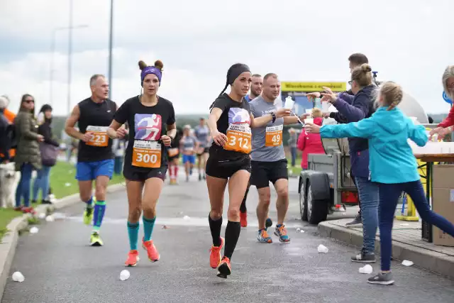 Żołnierz najszybszy w 3.  Słupskim Półmaratonie Biegiem do Jantara.Mariusz Borychowski z 1 Lęborskiego Batalionu Zmechanizowanego wygrał wczorajszy półmaraton w Słupsku. Na pokonanie 21.097 metrów potrzebował tylko 1 godziny i 13 minut oraz 51 sekund.  O dwie minuty wolniejszy był Ryszard Sokołowski z Lks Fenix Słupsk. Wśród kobiet najszybsza była Katarzyna Cyprych z Batalionu Ochrony Bazy. Jej czas to 1:32:37. W sumie do mety dobiegły 292 osoby. Ostatnia biegaczka pojawiła się na mecie po godzinie i 44 minutach. 3 biegaczy nie ukończyło rywalizacji. W tegorocznym biegu,  można było też biec w sztafecie dzieląc na pół dystans.