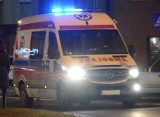 Nocny wypadek w Poznaniu - na Słowiańskiej samochód uderzył w latarnię. Jedna osoba została ranna