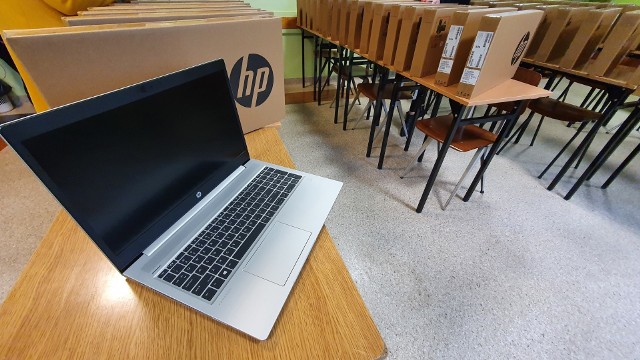 Urząd marszałkowski kupił wcześniej laptopy dla nauczycieli opolskich szkół zawodowych i liceów.