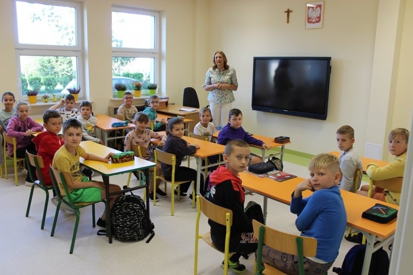 Uczniowie Szkoły Podstawowej im. Jana Pawła II w Rosochatem...