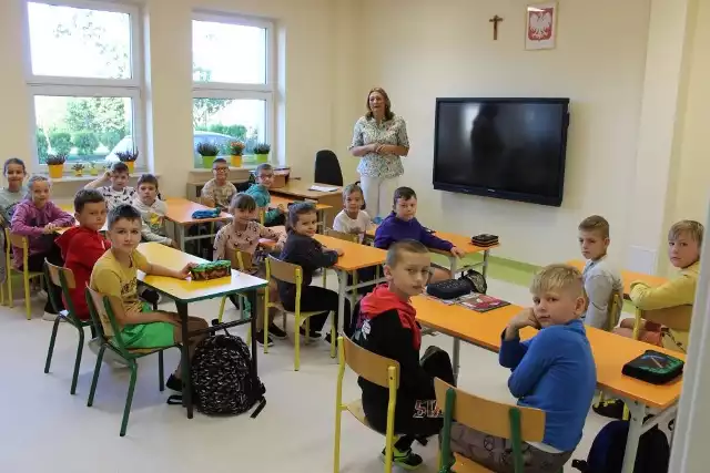 Uczniowie Szkoły Podstawowej im. Jana Pawła II w Rosochatem Kościelnym wrócili do wyremontowanego budynku.