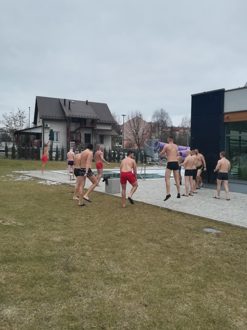 W Połańcu morsowali na basenie. Możliwe, że to już ostatni raz w sezonie (ZDJĘCIA)