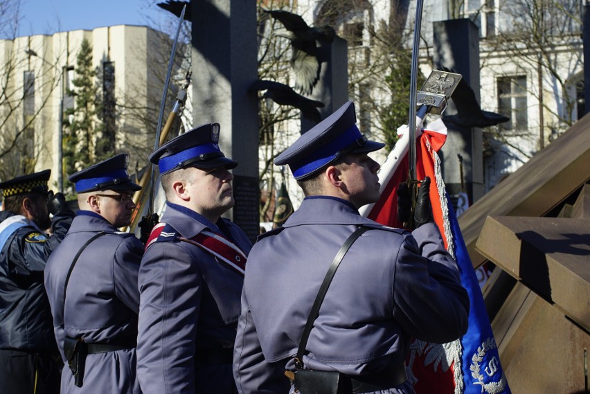 Poznańskie uroczystości odbyły się przed Pomnikiem Polskiego...