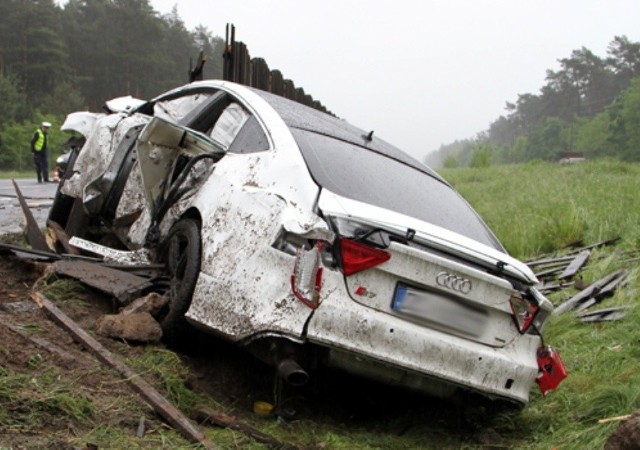 Audi ścięło kilkadziesiąt metrów barierek ochronnych.