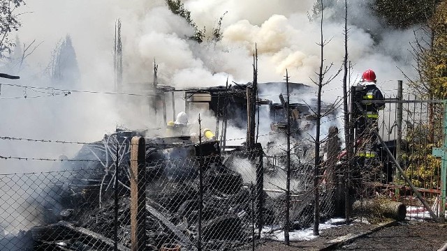 Słup czarnego dymu unoszący się na północnych rogatkach Szczecinka postawił na nogi służby ratunkowe.Do groźnie wyglądającego pożaru doszło w sobotę na terenie ogródków działkowych przy ulicy Kołobrzeskiej w Szczecinku. Na jednej z działek położonej tuż przy torach wybuchł pożar. Towarzyszyły mu kłęby gęstego dymu, palił się bowiem m.in. stos opon i innych przedmiotów. Płomienie strawiły wszystko, łącznie z pobliską altanką. Okoliczności powstania pożaru wyjaśni biegły z zakresu pożarnictwa.Zobacz także: Koszalin: Pożar wagonów na bocznicy kolejowej