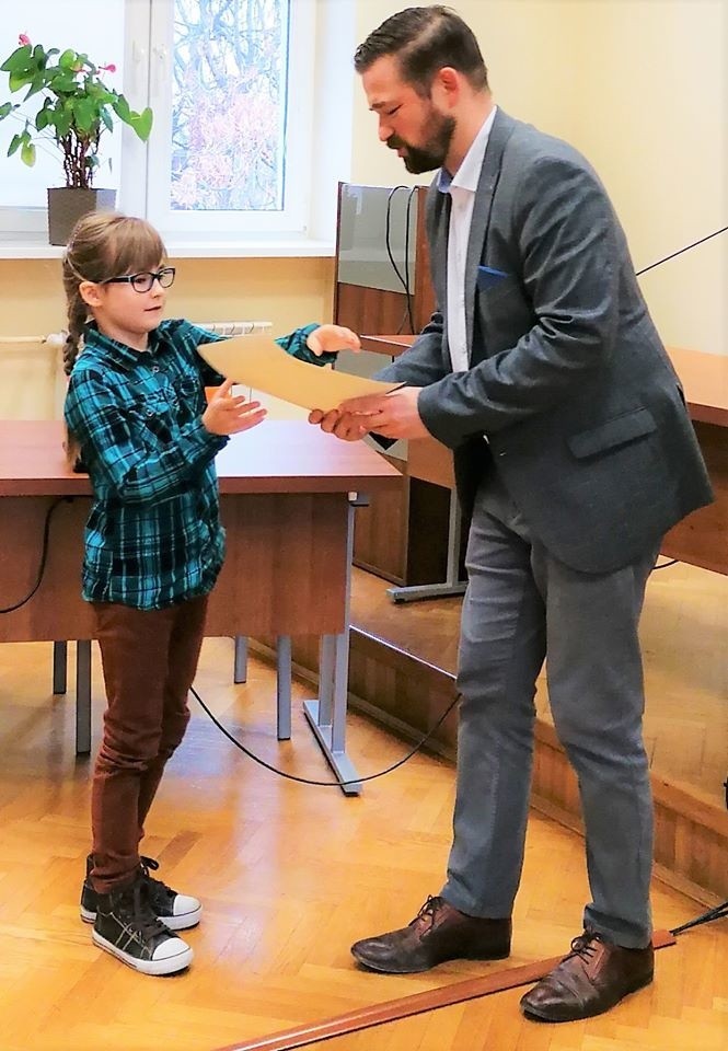 Znamy laureatów konkursu dla uczniów szkół z gminy Busko - Zdrój "Na ratunek ziemi- nasza misja segregacja i niższa emisja” (LISTA, ZDJĘCIA)