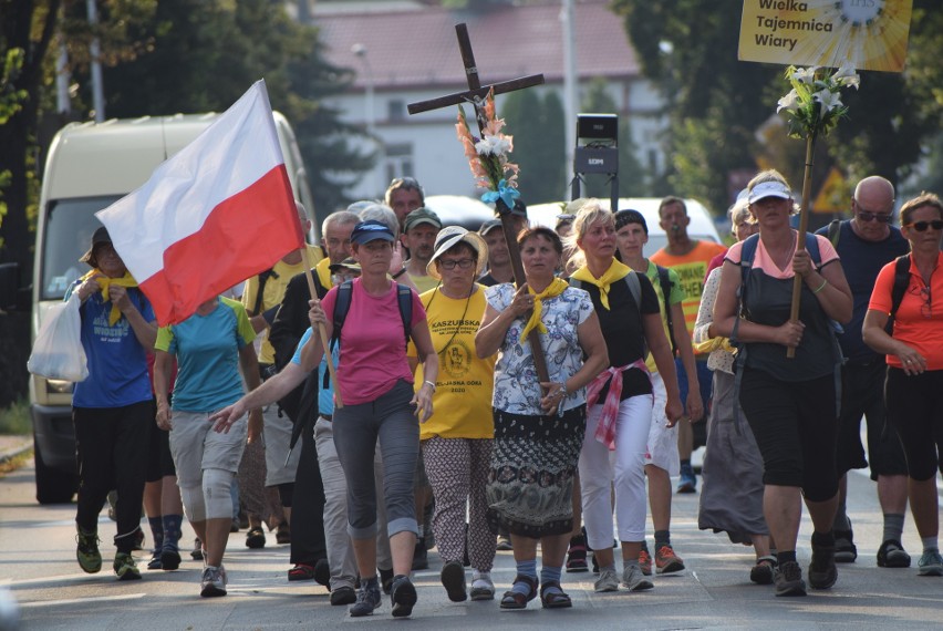 Kaszebsko Pielgrzimka dotarła do Sieradza. Pielgrzymi utrudzeni i umordowani - ZDJĘCIA