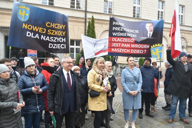 Rodzicom walczącym o unowocześnienie szkoły specjalnej w Opolu towarzyszył poseł Konfederacji Włodzimierz Skalik.