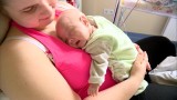 Szymek zaraz po porodzie mieścił się na dłoni. Ważył zaledwie 400 gramów. Po czterech miesiącach walki o życie opuścił szpital