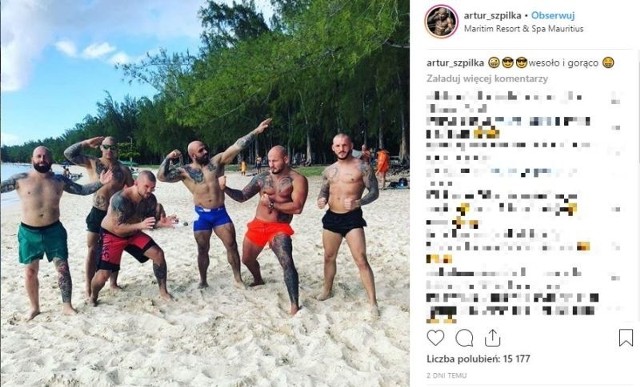 Artur Szpilka jak widać jest w bardzo dobrym humorze na wakacjach i oczywiście w doborowym towarzystwie. Artur Szpilka, Akop Szostak, Damian Janikowski i Łukasz Jurkowski wraz z życiowymi partnerkami wypoczywają na rajskiej wyspie Mauritius. Na Instagramie boksera pojawiło się kilka zdjęć z tego uroczego miejsca ale jedno przykuło największą uwagę internautów. Artur Szpilka umieścił fotkę na której wraz z kumplami ubrani w skarpety i sandały, każdy z nich trzyma obszerną reklamówkę, idą rajską plażą. Pod zdjęciem widnieje podpis: "Dumni z pochodzenia!!!!! Ekscentryczni, elokwentni, szarmanccy - napisał na Facebooku Szpilka."Właśnie to zdjęcie wzbudziło ogromne zainteresowanie i zebrało lawinę komentarzy. ZOBACZ ZDJĘCIE - KLIKNIJ NA KOLEJNY SLAJD