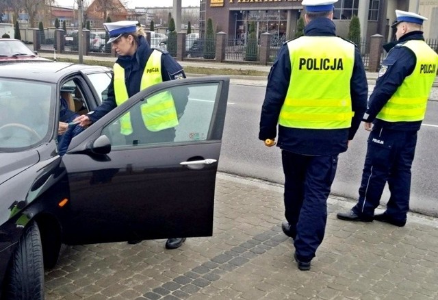 Akcje takie jak wręczanie przez policję choinek zapachowych z hasłem ""Zwolnij! Bezpiecznie dojedziesz do celu" i elementów odblaskowych mają na celu zapobieganie drogowym tragediom