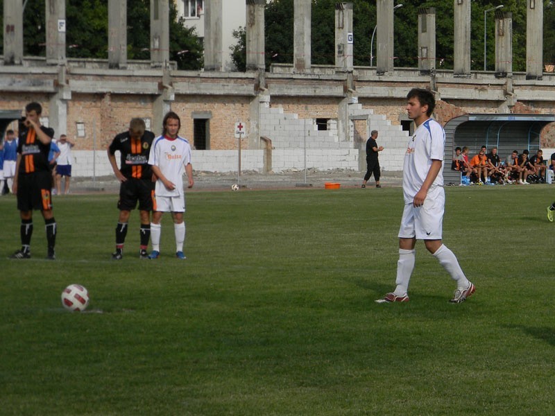 Juniorzy starsi Stali Mielec (bialo-niebieskie stroje)...