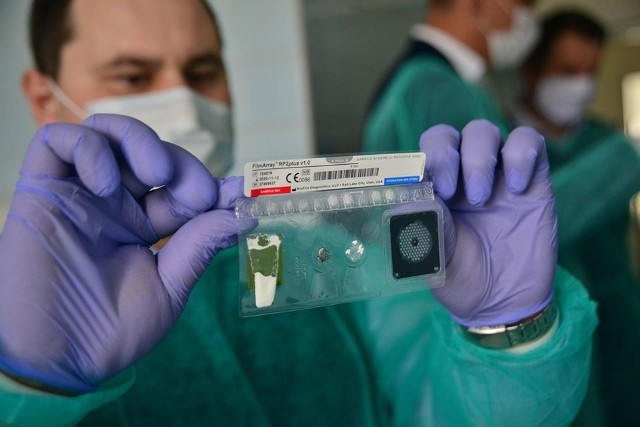 Pierwszy z czterech nowych automatów do wykrywania patogenów pozwoli Uniwersyteckiemu Szpitalowi Klinicznemu badać 30 próbek na dobę.