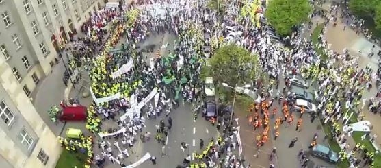 Manifestacja górników w Katowicach sfilmowana przez drona [WIDEO] 