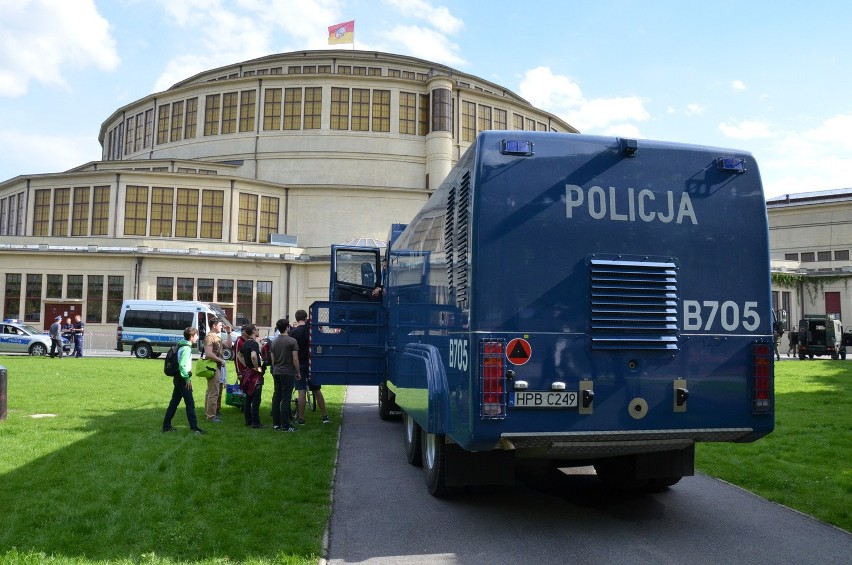 Największa impreza militarna w Polsce! Wozy bojowe i żołnierze różnych epok w Hali Ludowej (ZDJĘCIA)