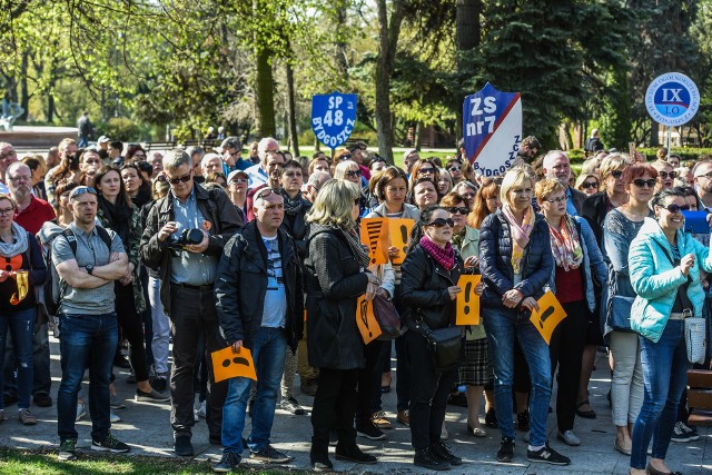 Rząd zaproponował zwiększenie pensum w zamian za podwyżki podczas strajku nauczycieli w kwietniu ubiegłego roku