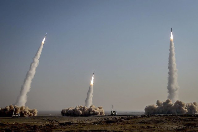 Irańskie rakiety tuż po starcie
