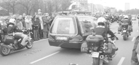 Samochód wiozący w kondukcie żałobnym trumnę z ciałem prezydenta Lecha Kaczyńskiego.