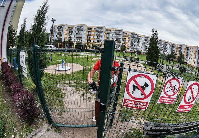 Wkrótce okaże się, czy zadbany plac zabaw będzie służył wszystkim czy tylko mieszkańcom wspólnoty.