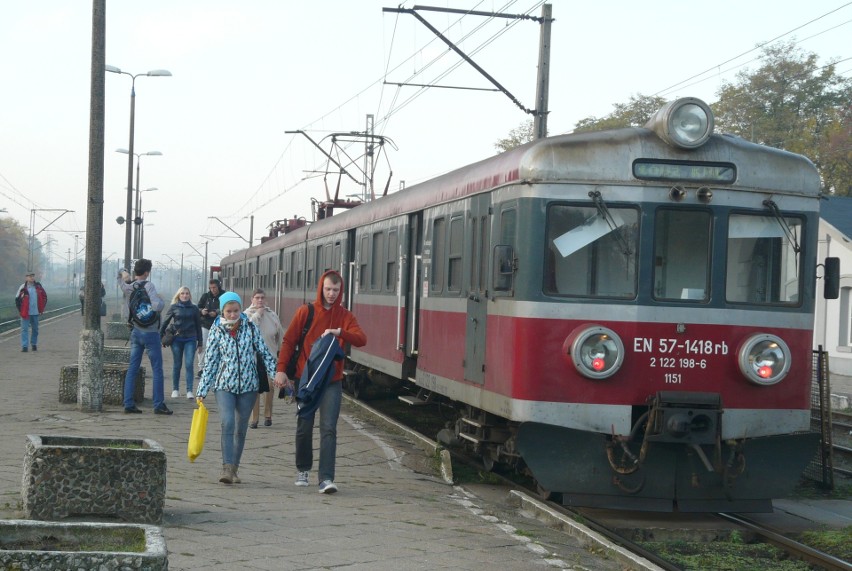 A tak prezentował się peron i stojący przy nim pociąg w roku...