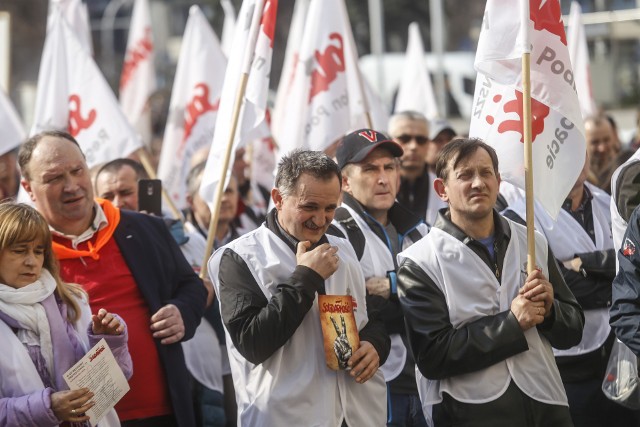 Przed urzędem wojewódzkim w Rzeszowie odbyła się manifestacja Solidarności. Związkowcy protestowali z powodu nierównego traktowania pracowników. Podobne manifestacje odbyły się w całym kraju.