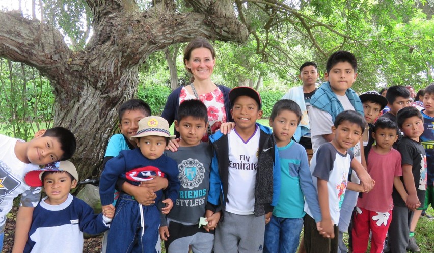 Katarzyna Jawor z dziećmi z Peru