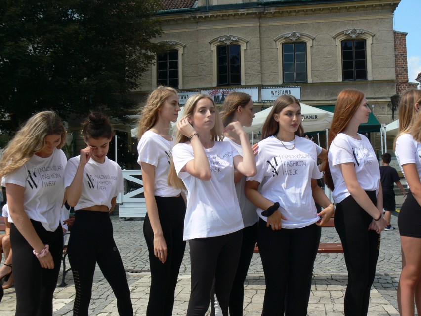 Nadwiślański Fashion Week w Sandomierzu. Piękne modelki już ćwiczą na wybiegu na Rynku. Tłumy turystów pod wrażeniem [ZDJĘCIA]