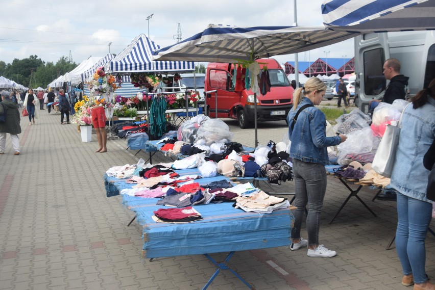Duży wybór ubrań i butów na targu w Przysusze we wtorek 13 czerwca. Handlarze z Bałkanów przyciągali niskimi cenami. Zobaczcie zdjęcia