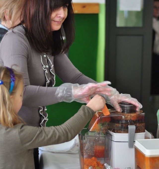W tarnobrzeskich szkołach podstawowych promowana jest zdrowe odżywianie. Na zdjęciu wyrabianie świeżego soku z marchwi podczas Dnia Otwartego Szkoły Podstawowej numer 4 w Tarnobrzegu.