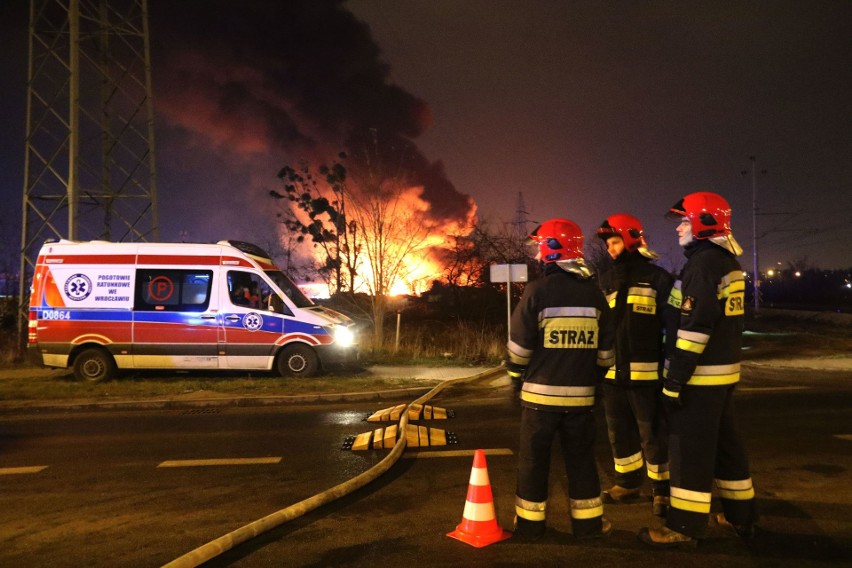 Ogromny pożar na terenie składu materiałów budowlanych MB 03...