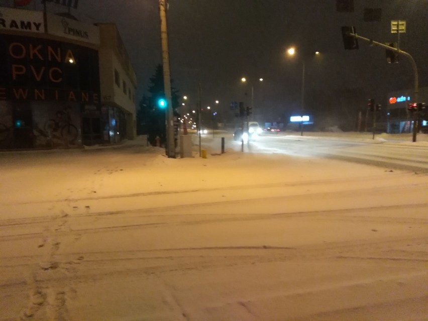 Zamieć śnieżna w Podlaskiem: 15.01.2019. Drogi i chodniki zasypane śniegiem. Trudne warunki na drogach [ZDJĘCIA]