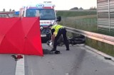 Śmiertelny wypadek motocyklisty na autostradzie A1 w Woźnikach. Policja szuka świadków tragedii