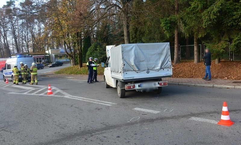 Zderzenie dostawczego volkswagena z 12-letnim rowerzystą w Jedliczu. Chłopiec trafił do szpitala [ZDJĘCIA]