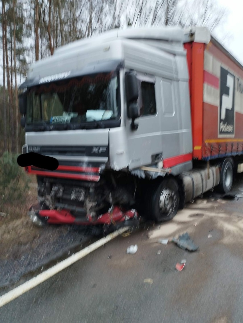 Śmiertelny wypadek w m. Kaki-Mroczki. Zderzenie 3 pojazdów na DK57 w pow. przasnyskim