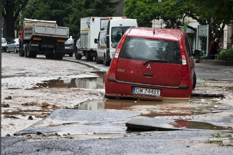 02.07.2012. Pęknięta rura na rondzie na Powstańców Śląskich